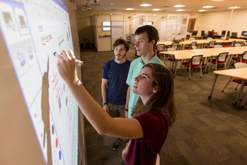 Equipe collaborant autour d'un ecran interactif