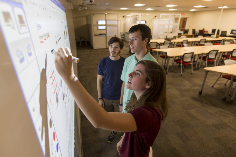 Equipe collaborant autour d'un ecran interactif