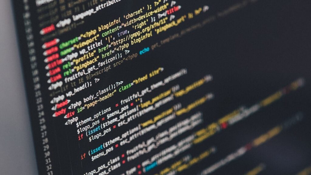 Code coloré affiché à l'écran, illustrant des agents Python légers exécutés dans le navigateur