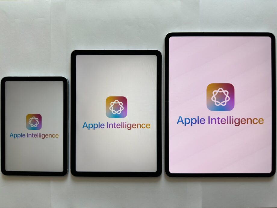 Trois écrans Apple affichant le logo Apple Intelligence