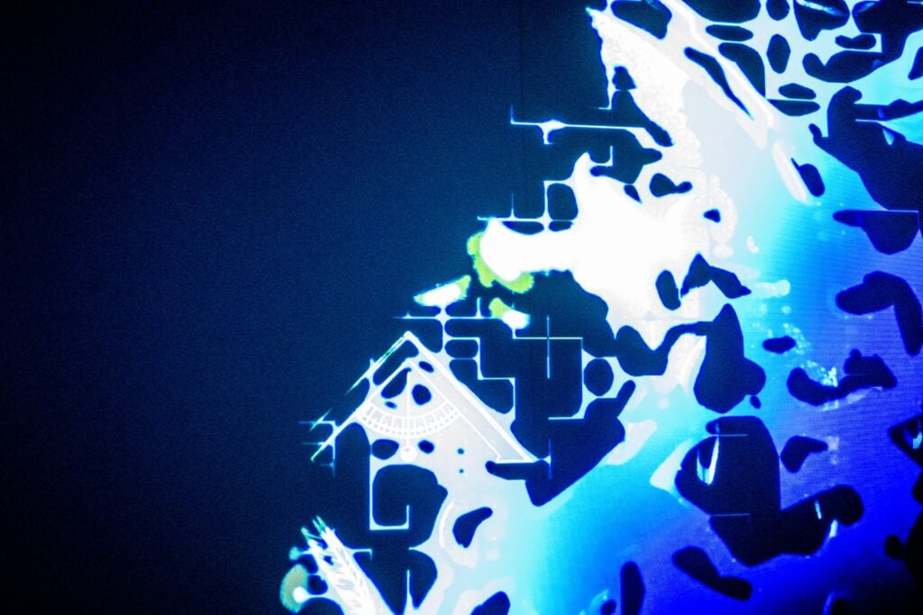 Réseau neuronal abstrait en lumière bleue, illustrant la mémoire d'un agent IA