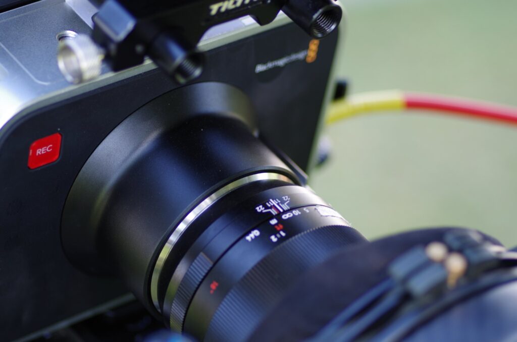 Caméra de cinéma professionnelle en gros plan, bouton REC et objectif