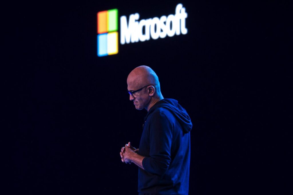 Microsoft rétrograde OpenAI et Anthropic en sous-traitants