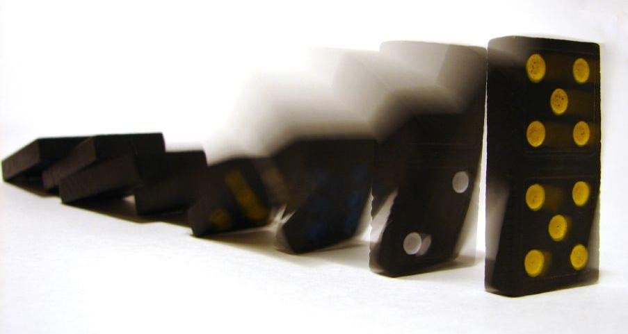Cascade de dominos qui tombent les uns après les autres
