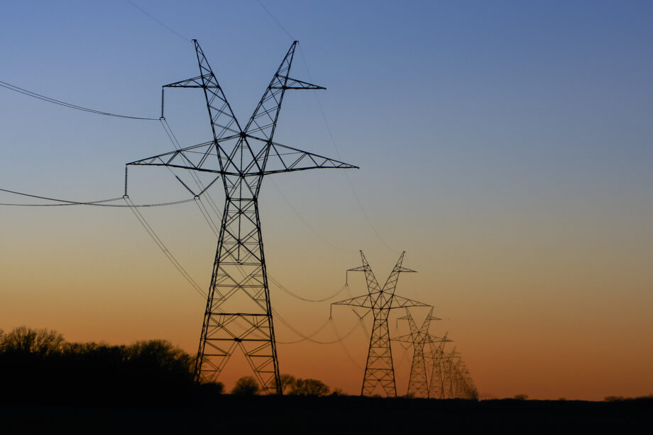 Pylônes de transport d'électricité au coucher du soleil