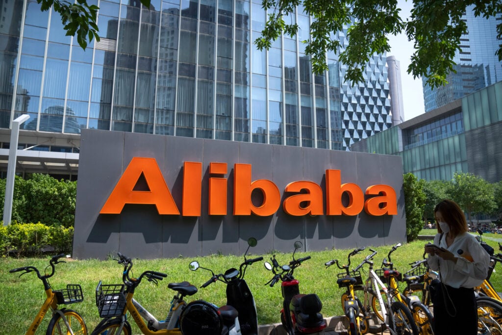 Alibaba dégaine sa puce Zhenwu V900 avant le sommet Trump-Xi