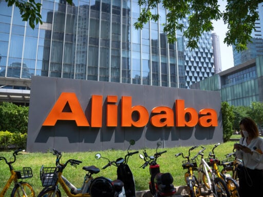 Alibaba dégaine sa puce Zhenwu V900 avant le sommet Trump-Xi