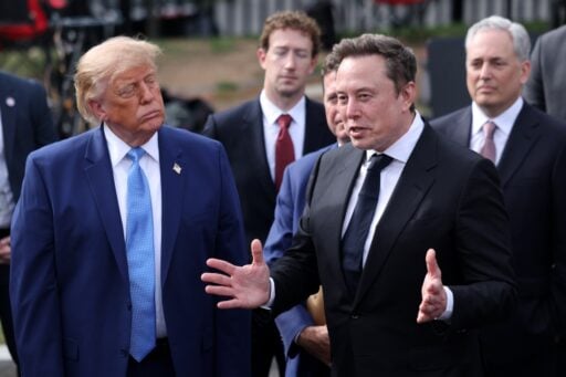 Trump rebaptise l'IA et donne la main au renseignement